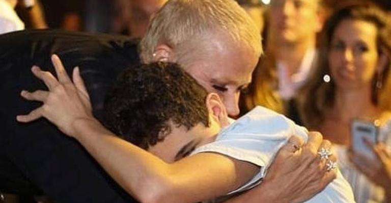 Xuxa se emociona ao encontrar pela primeira vez mãe e filho cego vencedores do prêmio da FIFA