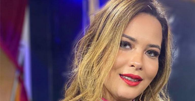 Amarrada, Geisy Arruda esquenta o clima em clique sadomasoquista
