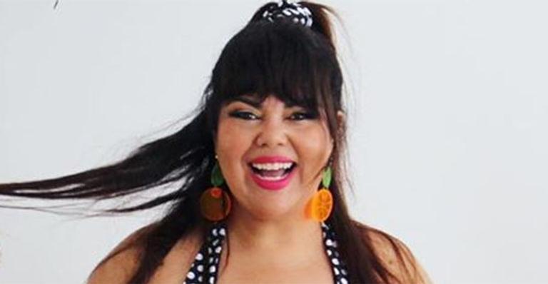 Fabiana Karla abusa do decote e coloca o corpo para jogo em clique só de maiô