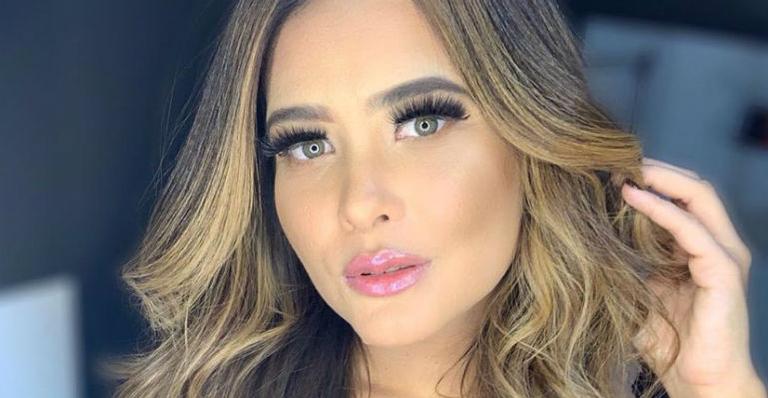 Geisy Arruda leva mãe em sexy shop para comprar brinquedo erótico