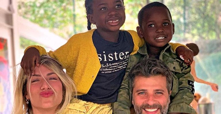 Em cenário paradisíaco, Giovanna Ewbank arranca elogios da web ao posar com Bruno Gagliasso e Titi