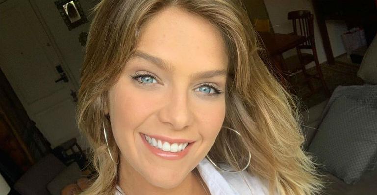Isabella Santoni aparece só de biquíni e mostra habilidade no surfe