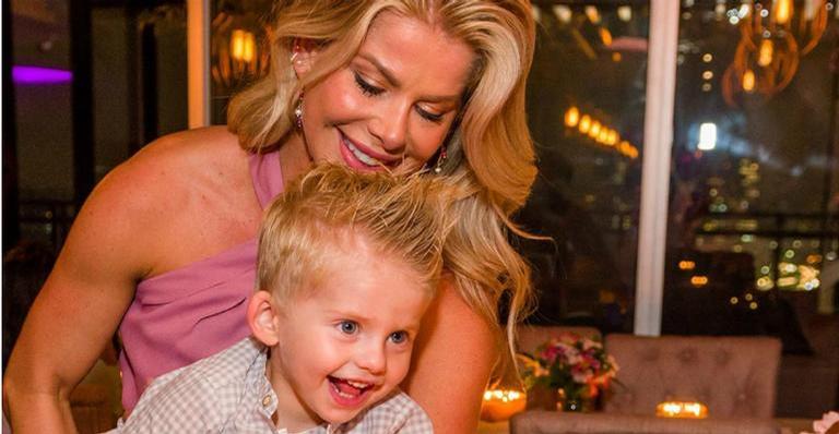 Karina Bacchi encanta a web ao posar com Enrico de toalha pós-banho: ”Um patinho”