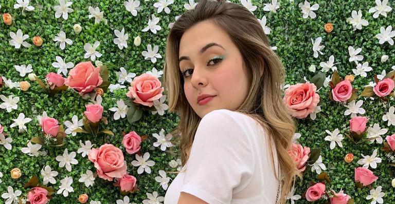 Klara Castanho exibe nova tatuagem e chama atenção com barriga negativa