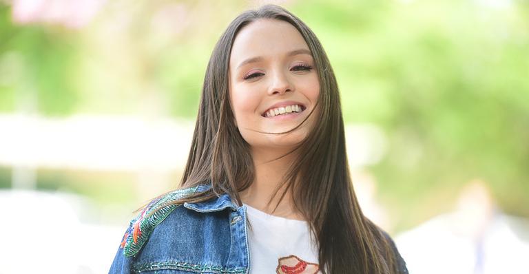 Toda de jeans, Larissa Manoela surge com look despojado no SPFW