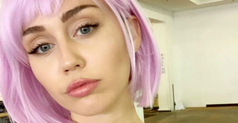 Miley Cyrus posa em clique picante com as mãos dentro da calça do namorado