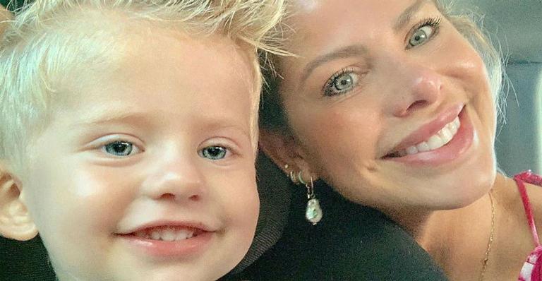 No camarim, Karina Bacchi posa ao lado do primogênito e encanta fãs
