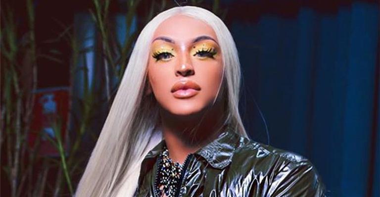 Pabllo Vittar surge deslumbrante com mega hair platinado até a cintura