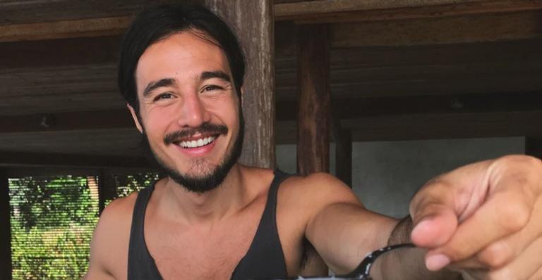 Tiago Iorc arranca suspiros com registros de sua passagem pela Bahia
