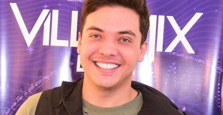 Wesley Safadão se diverte dando banho de mangueira no filho caçula