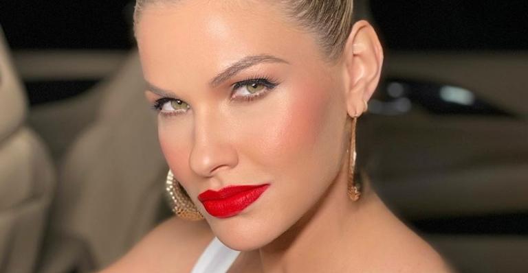 Dentro de carrão de luxo, Andressa Suita surge lindíssima com acessórios grifados de quase R$20 mil