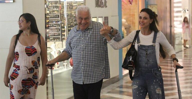 Ao lado da amada, Antônio Fagundes esbanja simpatia em shopping do Rio de Janeiro