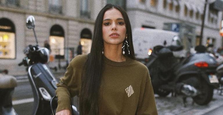 Bruna Marquezine participa de evento religioso com vestido de alcinha e surpreende