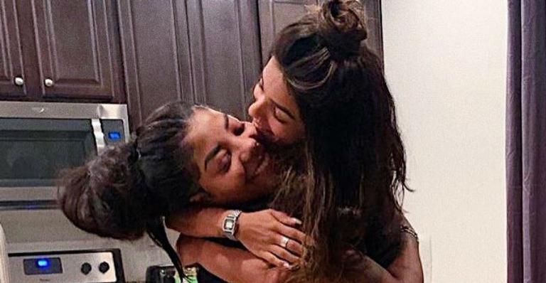 Em Nova York, Brunna Gonçalves posa ao lado de Ludmilla e dispara: ”Respeita esse casal”