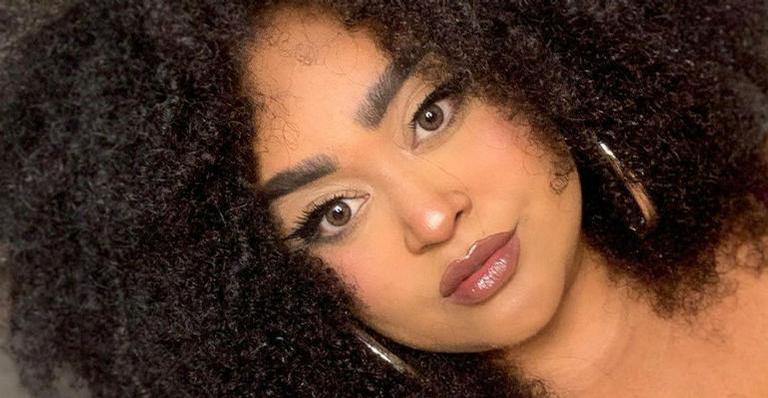 Ex-BBB Rízia Cerqueira ostenta corpão em biquíni fio dental e web elogia: ”Uma grande gostosa!”