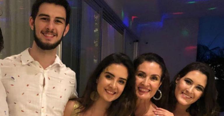 Fátima Bernardes encanta com foto antiga dos trigêmeos: ”Muito amor envolvido”