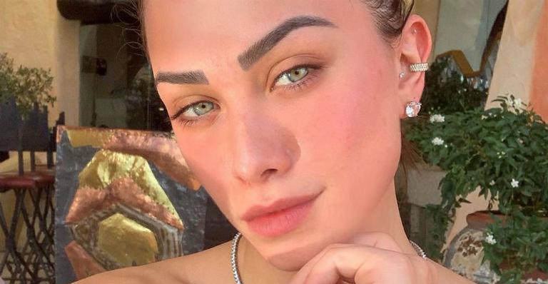 Flavia Pavanelli é flagrada aos beijos com novo affair