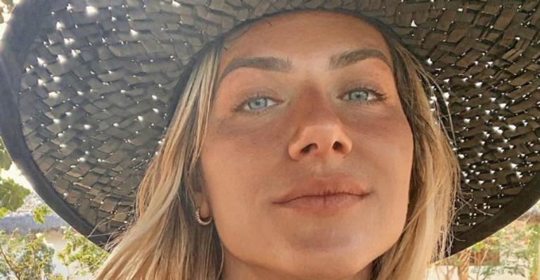 Giovanna Ewbank mostra o bumbum redondinho em piscina de hotel de luxo
