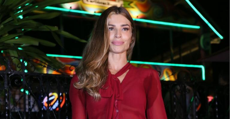 Grazi Massafera compartilha clique nua e fãs disparam: ”Caio pira”