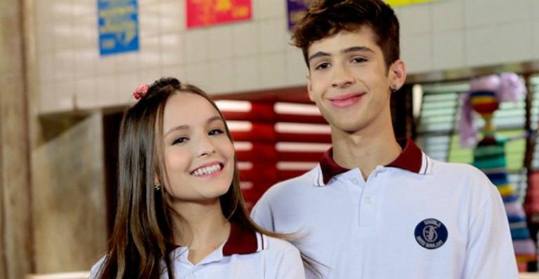 Larissa Manoela recebe prêmio do ex-namorado, João Guilherme