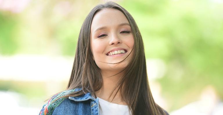 Larissa Manoela compartilha clique de sua primeira vez em Orlando e fãs disparam: ”Dona da Disney”