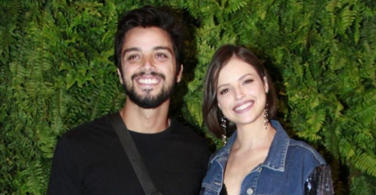 Agatha Moreira e Rodrigo Simas são flagrados em momento íntimo em cachoeira