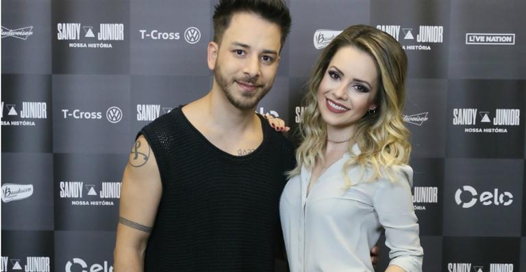 Na reta final da turnê, Sandy & Jr posam em jatinho e fãs suplicam: ”Não parem os shows”