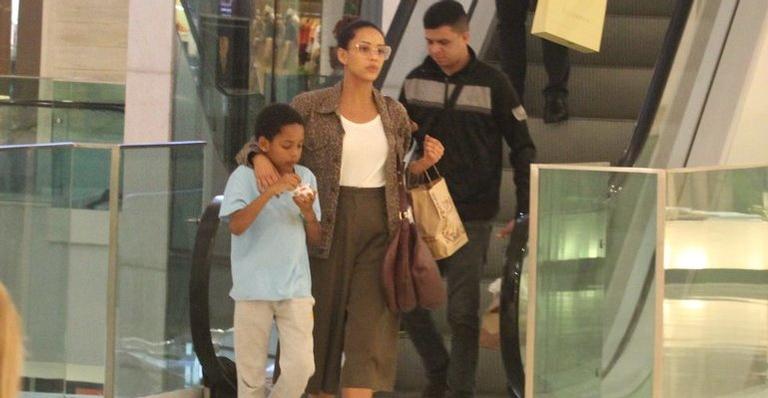 Flagra! Taís Araújo faz rara aparição com o filho em shopping