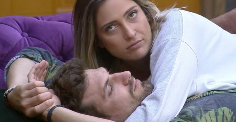 A Fazenda: Guilherme diz para Tati Dias ficar com outras pessoas fora do reality