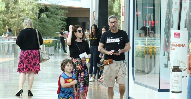 Ao lado da esposa, Alexandre Nero é visto brincando com o filho mais velho em shopping