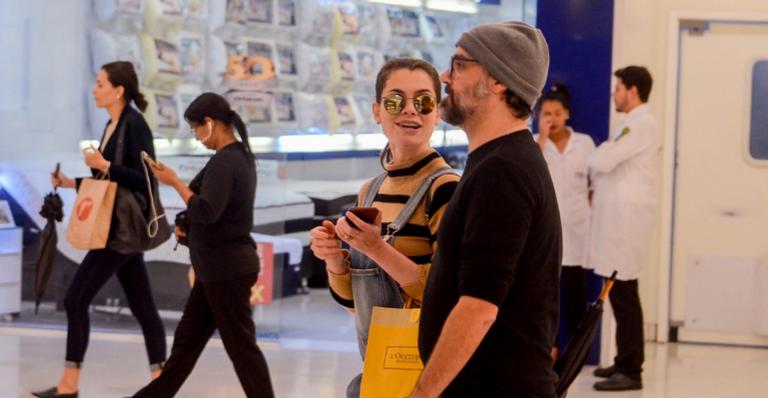 Alinne Moraes compartilha clique raro ao lado do marido para parabenizá-lo: ”Meu eterno”