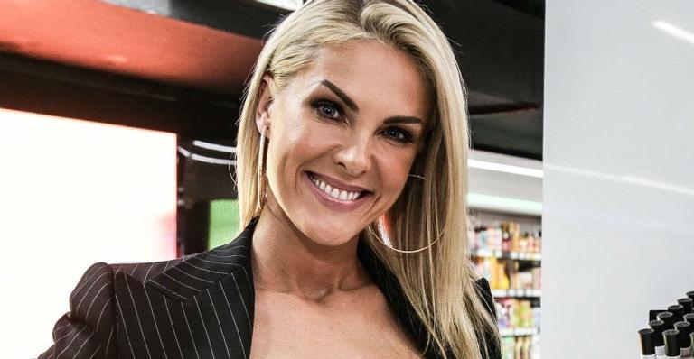 Ana Hickmann tenta arrancar dente de leite do filho numa maçaneta