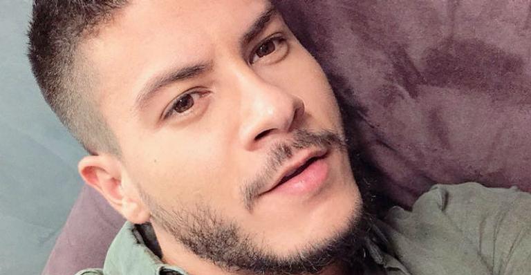 Arthur Aguiar explode fofurômetro ao postar foto e celebra primeiro aniversário da filha