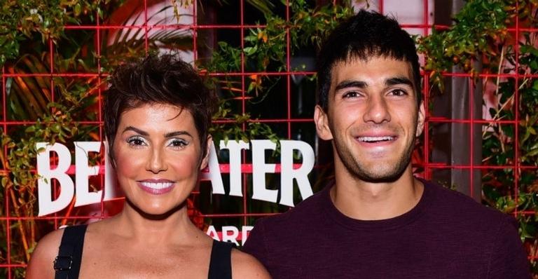 Deborah Secco faz treino romântico com auxílio do marido e encanta internautas