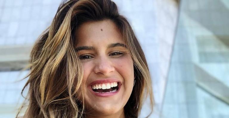 Na praia, Giulia Costa exibe marquinha de sol poderosa e esquenta o clima na web