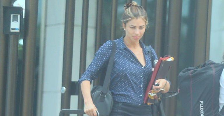 Sem Caio Castro, Grazi Massafera é flagrada com roupa muito séria ao ir para gravação
