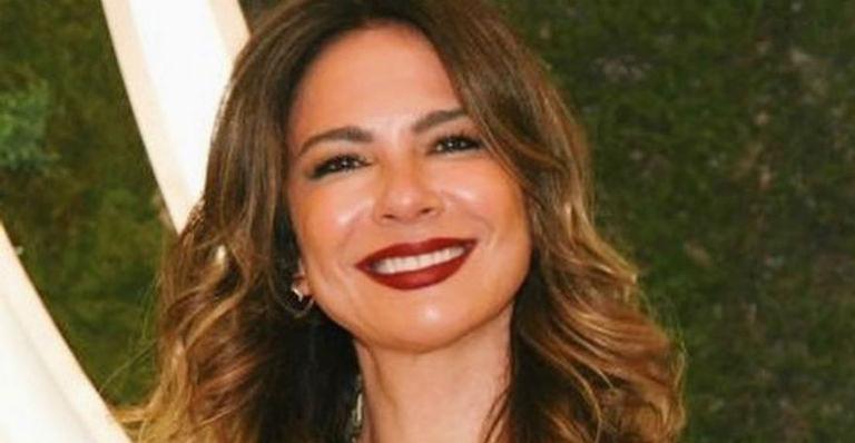Luciana Gimenez ostenta barriga chapada ao posar só de lingerie
