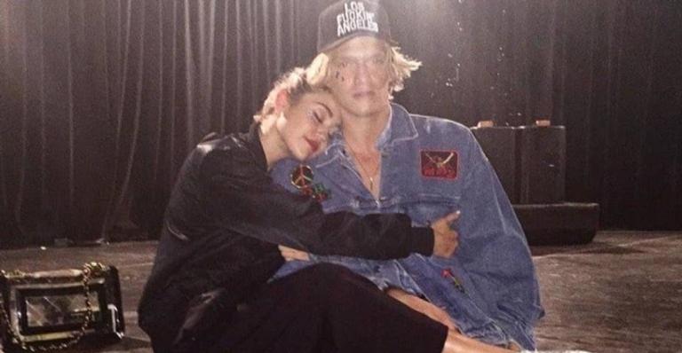 Cody Simpson lança música inspirada em seu relacionamento com Miley Cyrus