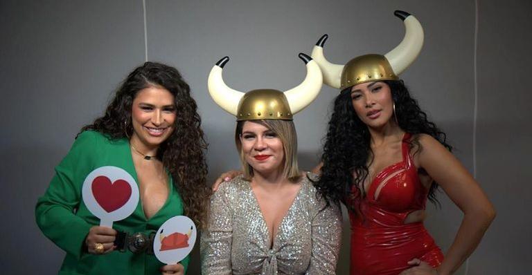 Ao lado de Simone e Simaria, Marília Mendonça posa com chifres e diverte fãs