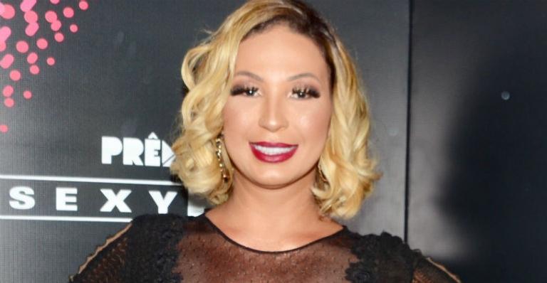 Valesca Popozuda leva fãs à loucura com micro short na praia