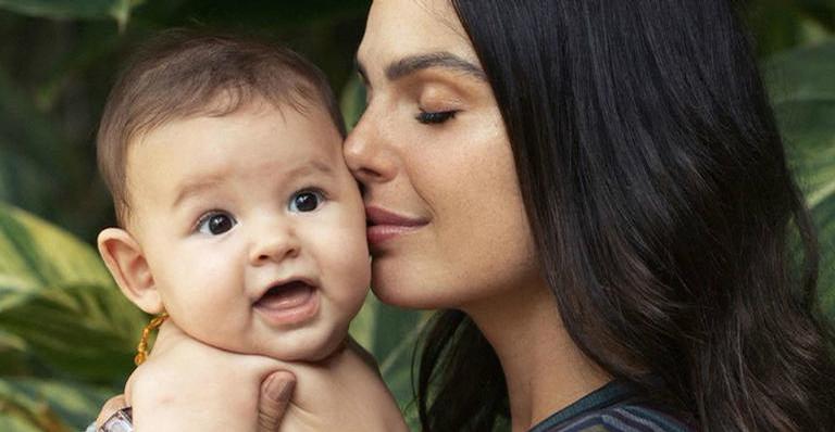 Com 11 meses, filho de Isis Valverde encanta a web ao praticar yoga com a mãe: ”Sempre participa”