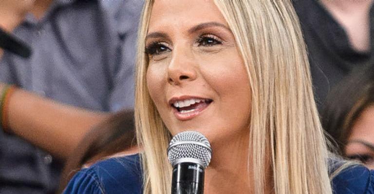 Aos 41 anos, Carla Perez esbanja boa forma em maiô e choca: ”Parece que tem 20 aninhos”
