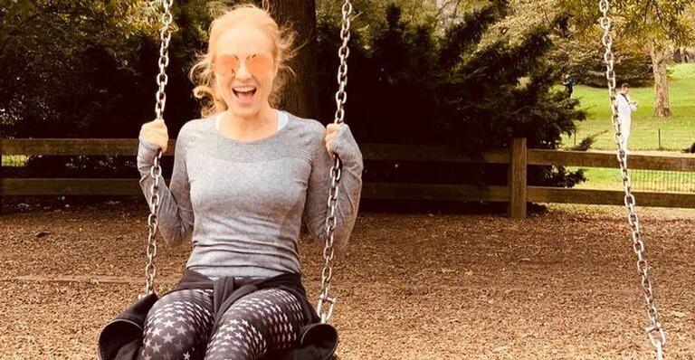 Ainda em Nova York, Angélica é fotografada pelos filhos em passeio