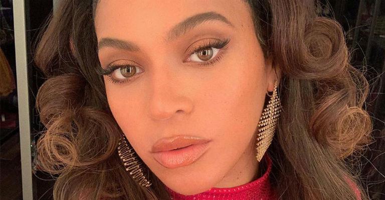 Beyoncé chama atenção e deixa fãs babando com vestido de estilista brasileira