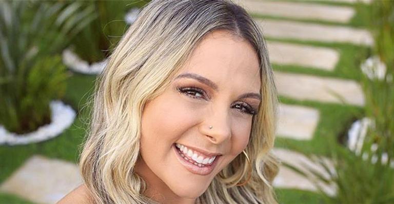Carla Perez surge no show do É o Tchan e leva fãs ao delírio