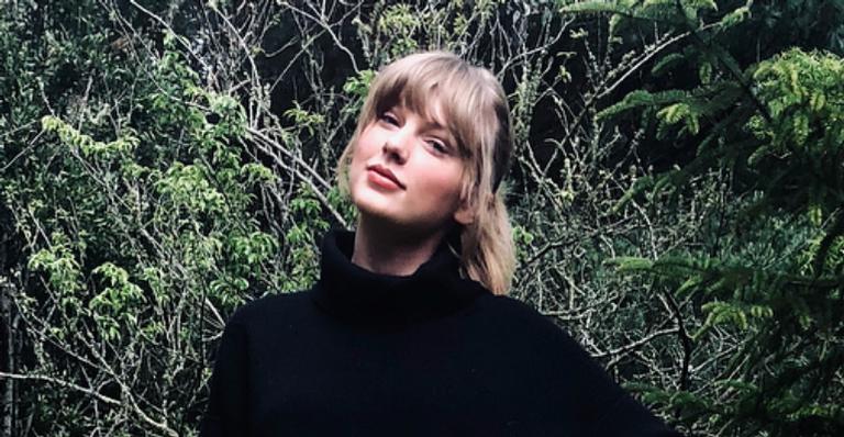 Durante festival, Taylor Swift ganha dólares com seu rosto estampado e coloca no sutiã