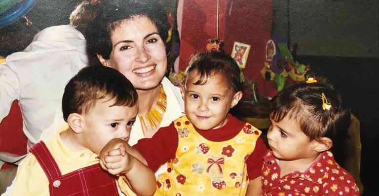 Fátima Bernardes comemora 22 anos dos trigêmeos e agita web: ”Cresceram!”