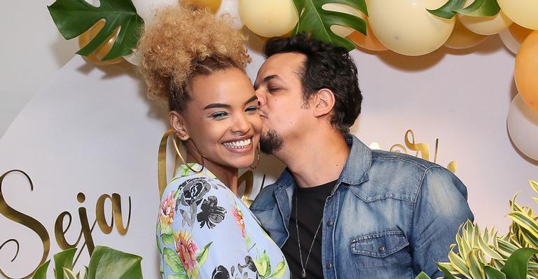 Lucy Ramos, a Silvia de ‘A Dona do Pedaço’, comemora 37 anos com festinha e carinhos do amado