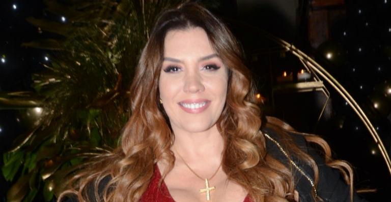 Simony arranca suspiros ao renovar bronze posando de biquíni