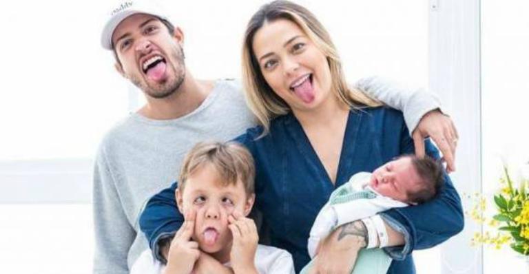 Carol Dantas comemora aniversário de 26 anos ao lado da família: ”Melhor presente”